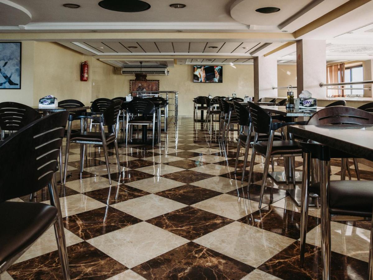 Hotel L'Aeroport Надор Екстериор снимка