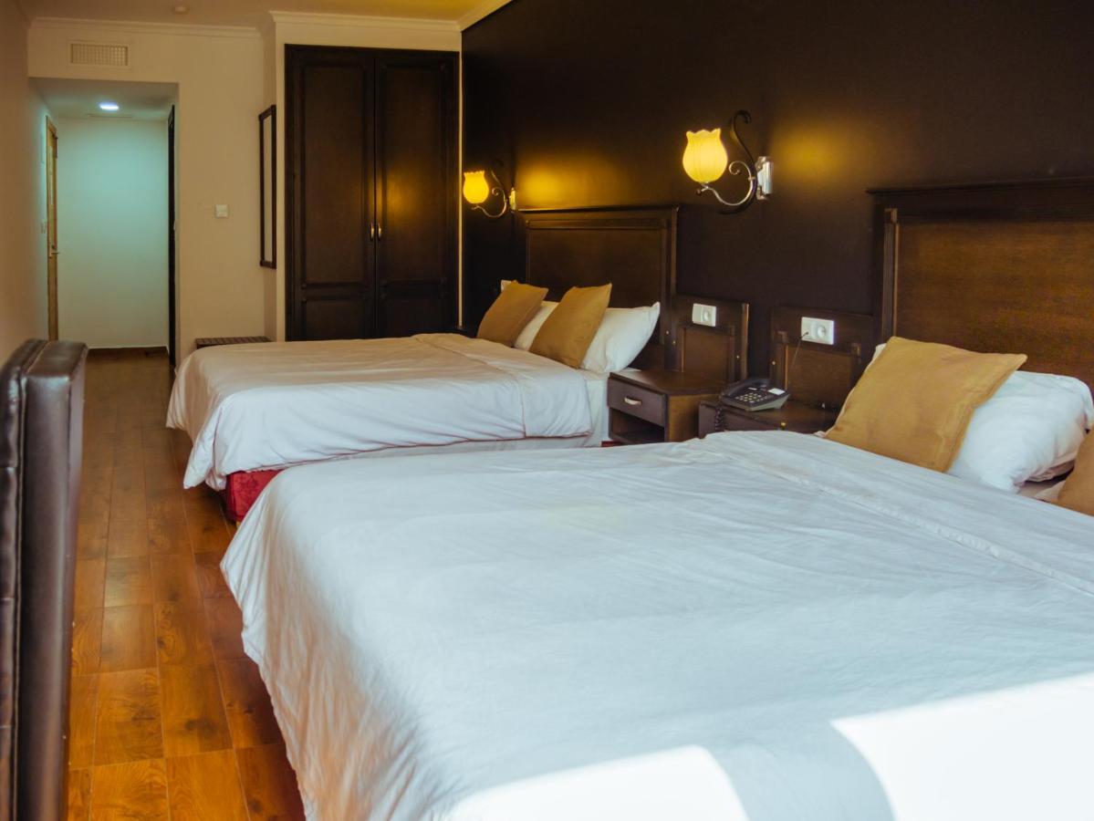 Hotel L'Aeroport Надор Екстериор снимка