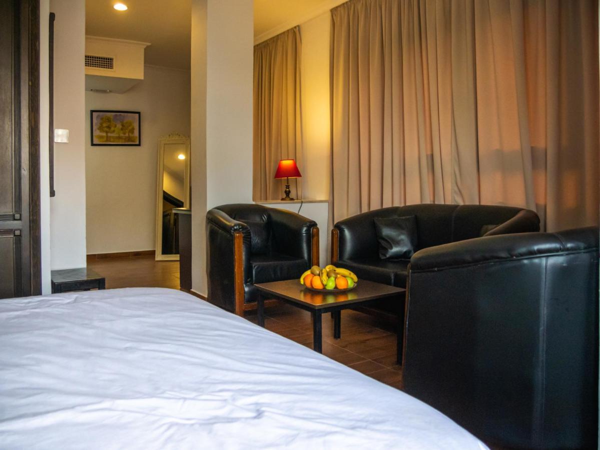 Hotel L'Aeroport Надор Екстериор снимка
