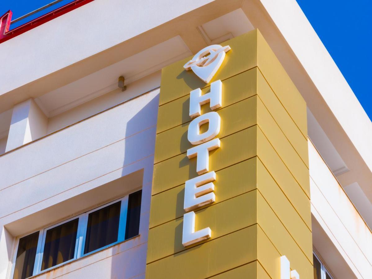 Hotel L'Aeroport Надор Екстериор снимка