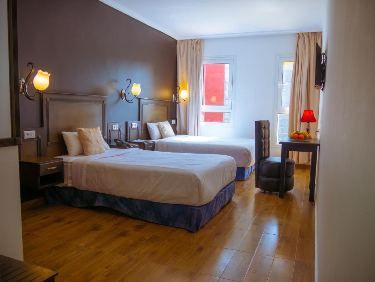 Hotel L'Aeroport Надор Екстериор снимка