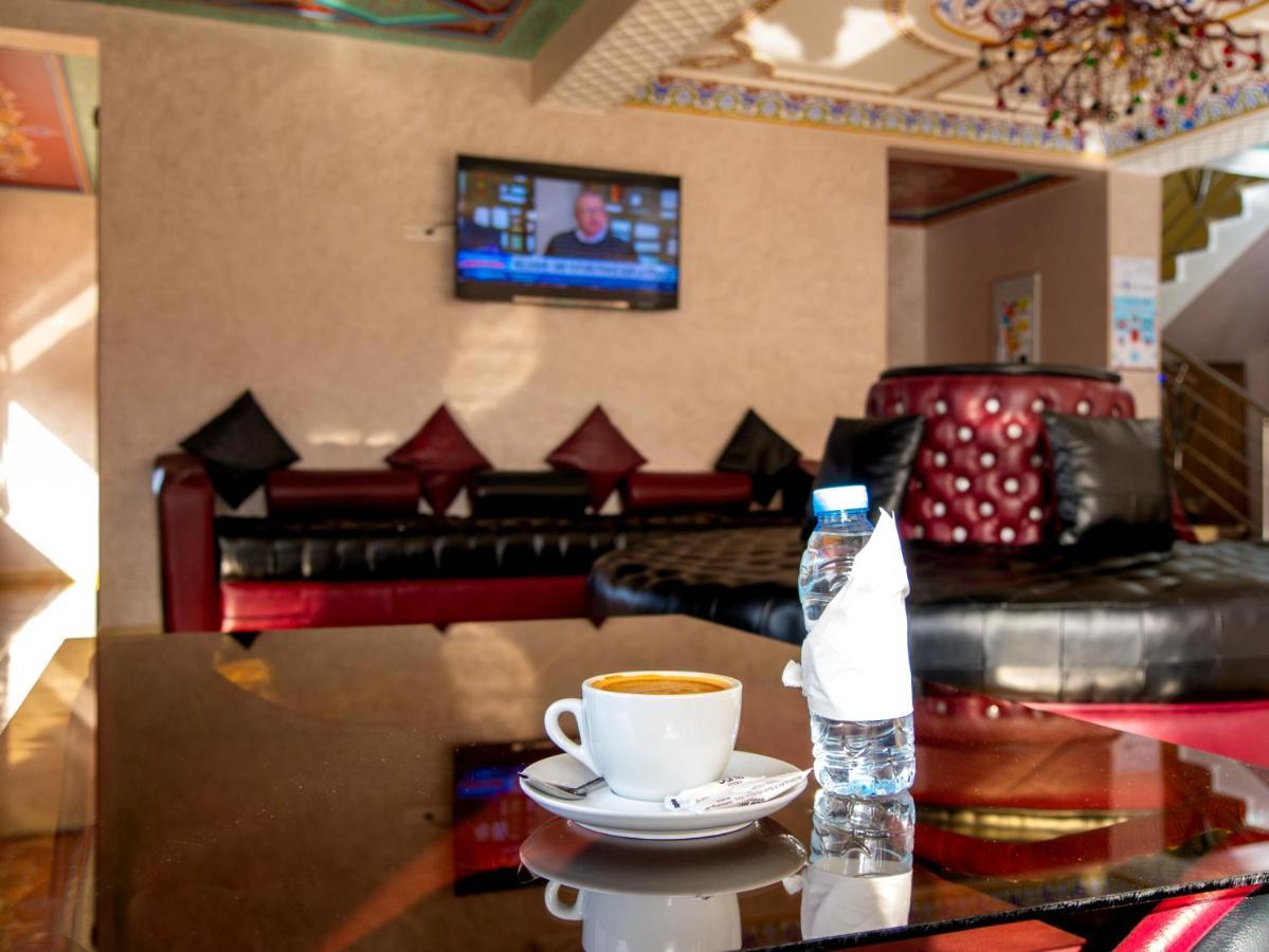 Hotel L'Aeroport Надор Екстериор снимка