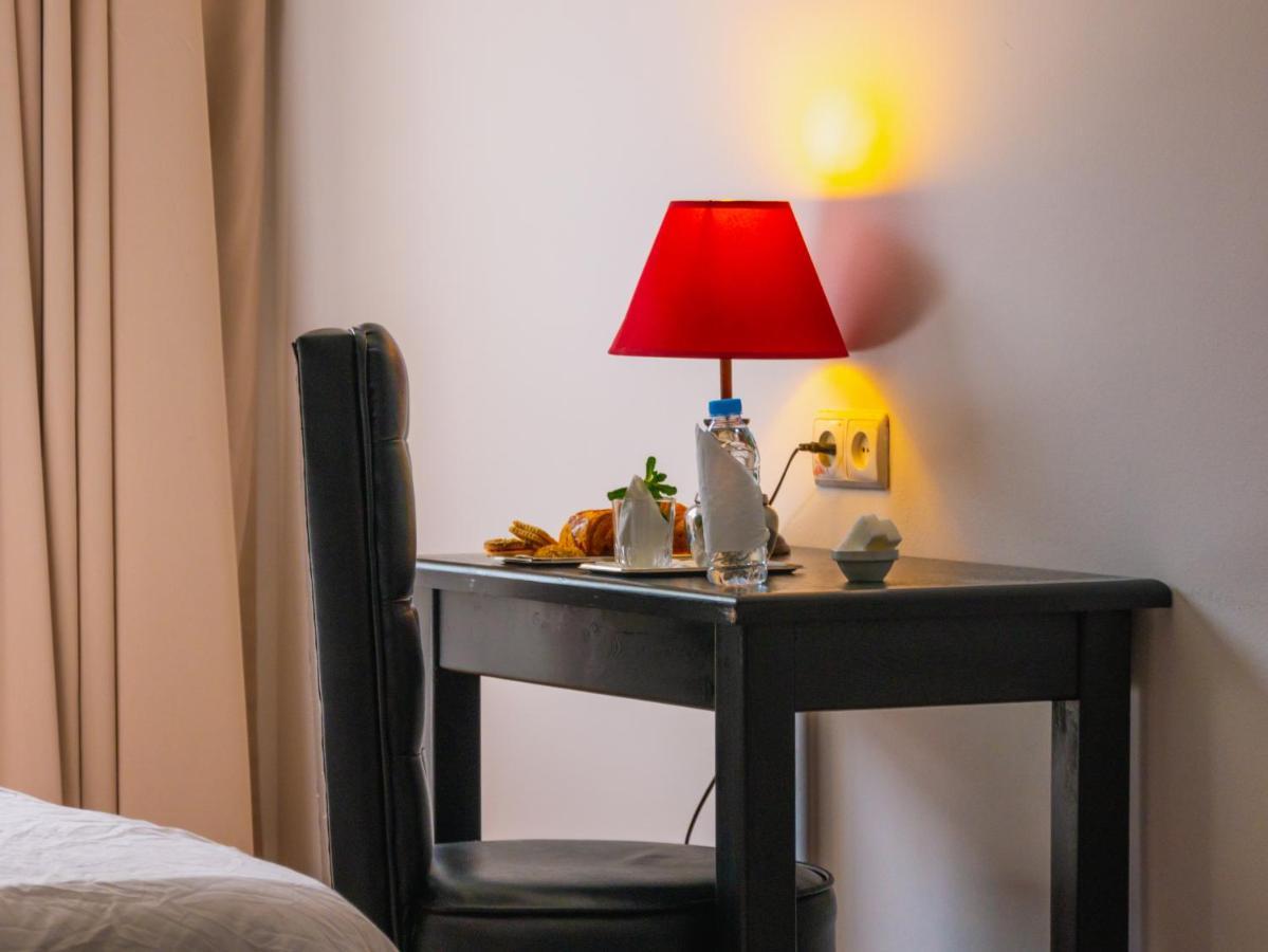 Hotel L'Aeroport Надор Екстериор снимка