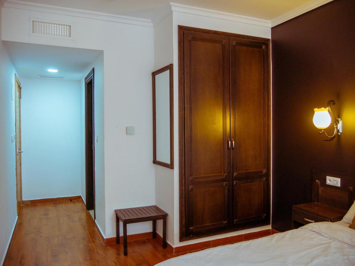 Hotel L'Aeroport Надор Екстериор снимка